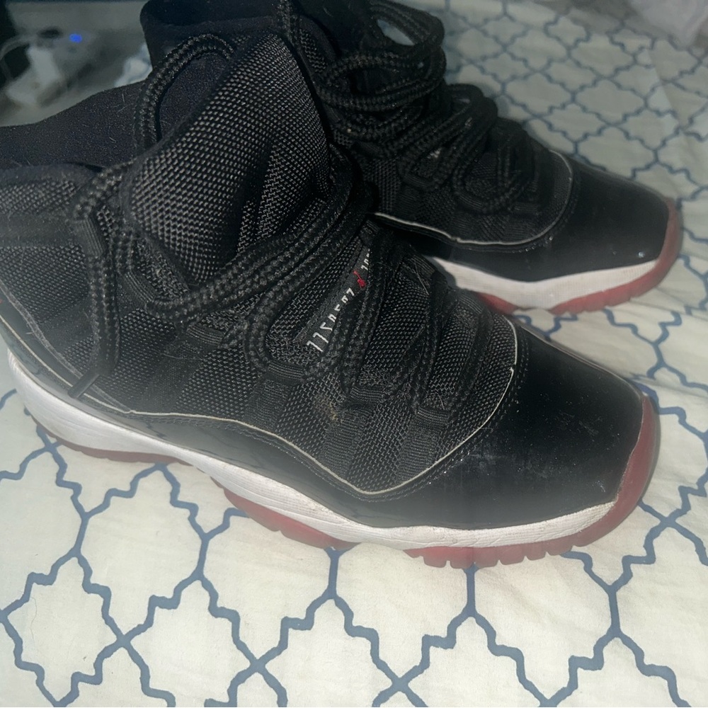 125$ JORDAN BRED 11 2019  decent condition size 5 youth grade school 7 women’s